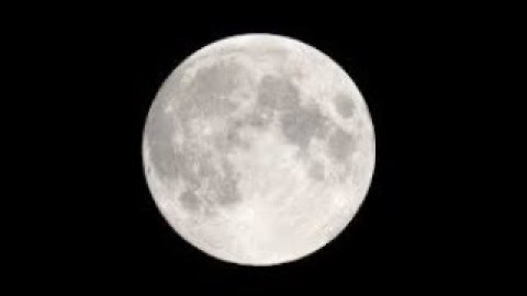 Luna piena luminosa nel cielo nero di gennaio