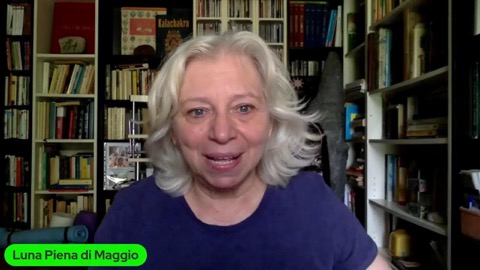 Vittoria sorride in diretta davanti alle librerie piene di volumi, con la scritta Luna Piena di Maggio in sovrimpressione