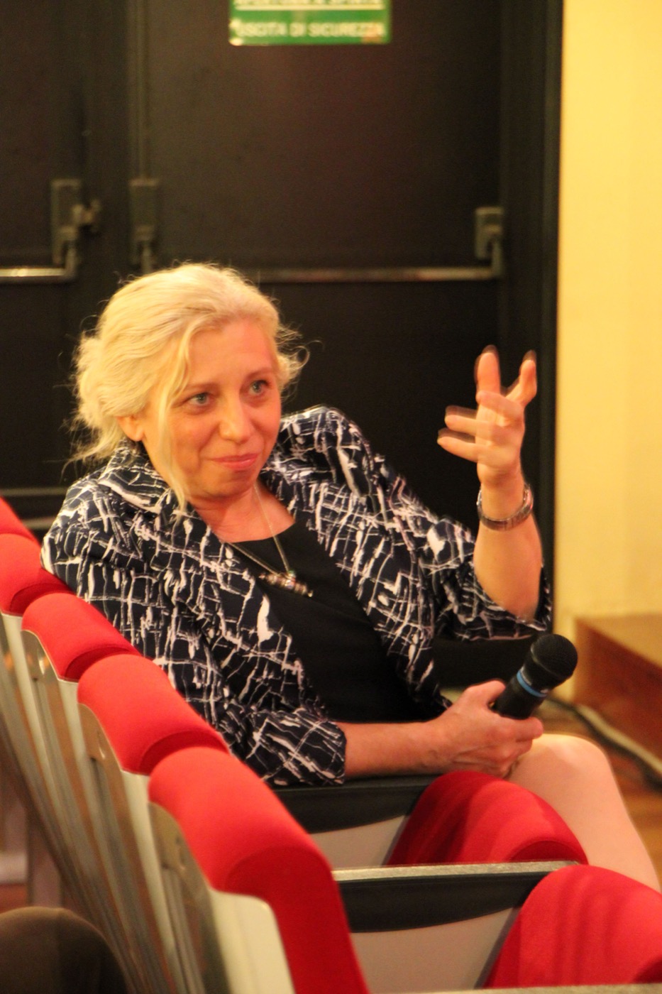 Vittoria Fornari parla al microfono durante una conferenza