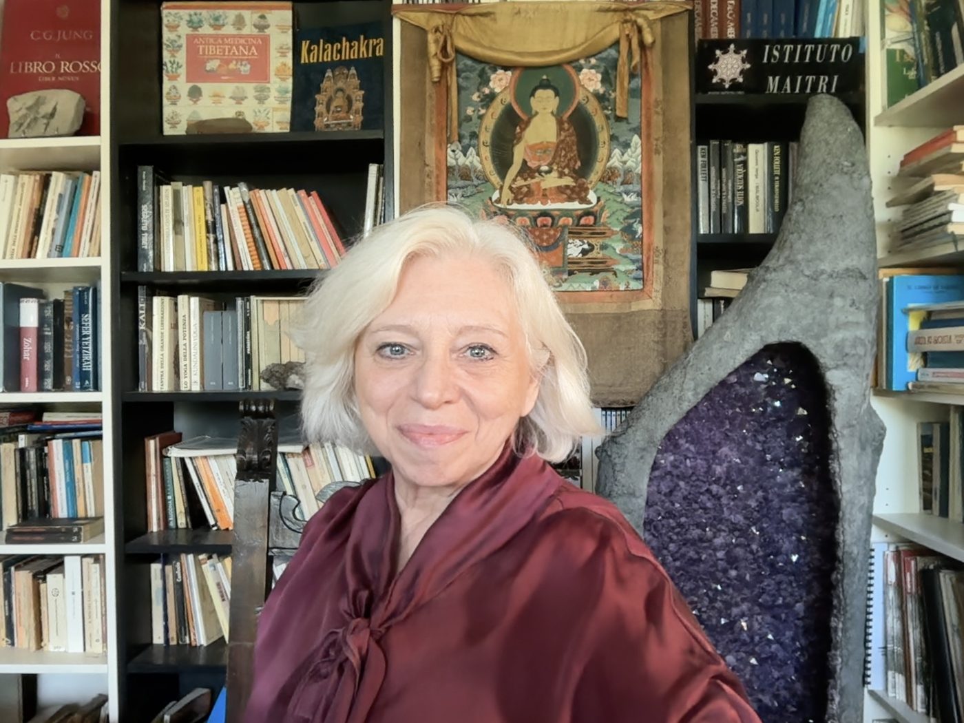 Vittoria Fornari nel suo studio, davanti al thangka del Buddha e al geode di ametista